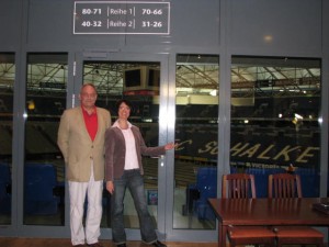 Dietmar Bätzel (Web 2.0-Programmierer) und Eva Ihnenfeldt (Online-Journalistin) laden herzlich ein, die Mittelstandsmesse "Auf Schalke" zu besuchen 