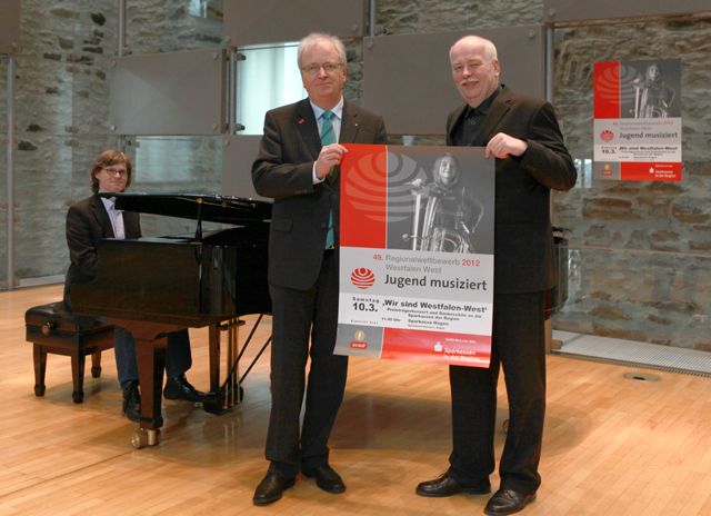 Ulrich Heinemann (Mitte), stellvertretender Vorstandsvorsitzender der Sparkasse Witten, wünscht gemeinsam mit Michael Eckelt (links) und Martin Schreckenschläger (rechts) den Teilnehmern einen erfolgreichen Wettbewerb und viele Zuhörer