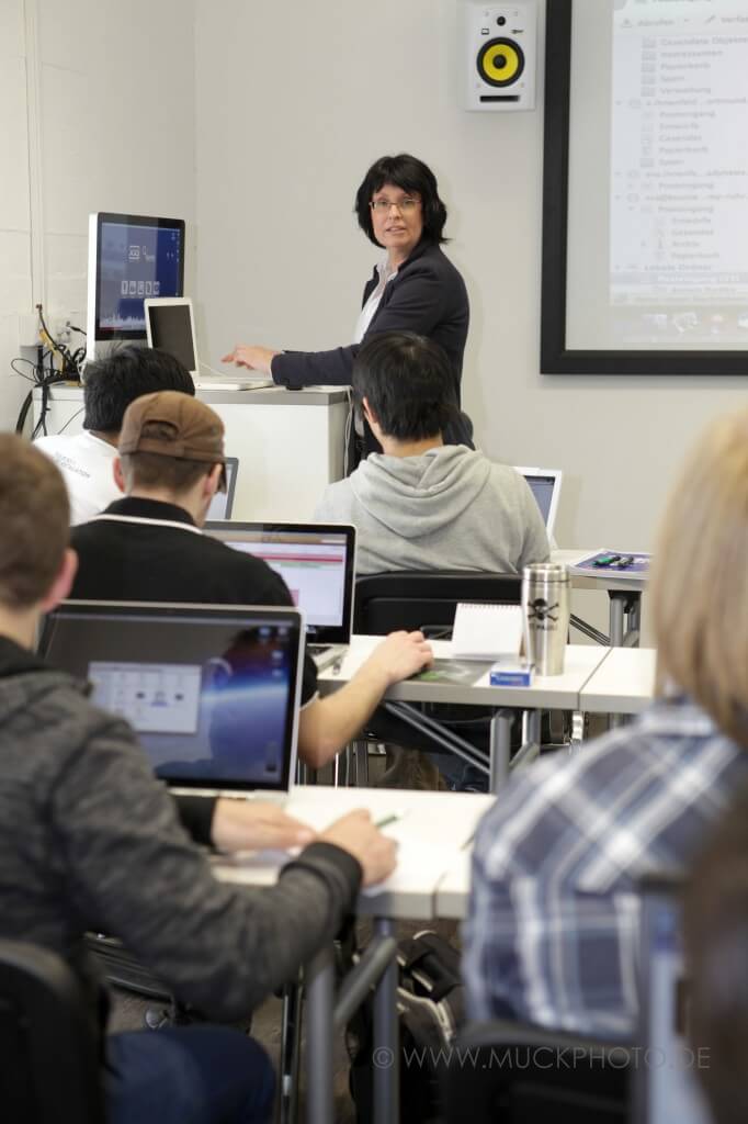 Eva Ihnenfeldt vor Studenten
