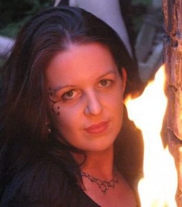 Die Künstlerin der Femfire Feuershow hält eine brennende Fackel in der Hand