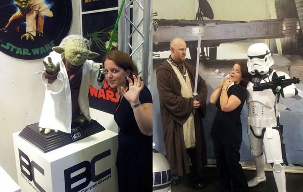 Milena Droste auf der Star Wars Celebration Europe II in Essen mit einer Yoda Figur, einem Jedi und einem Sturmtruppler