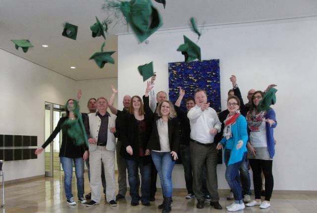 Die Online Marketing Manager IHK werfen nach der Weiterbildung ihre Doktorhüte in die Luft