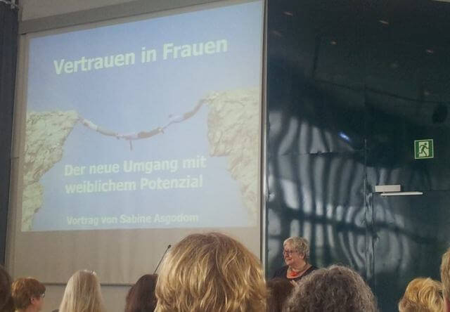 Sabine Asgodom bei ihrem Vortrag zum Thema Frauen in der Arbeitswelt