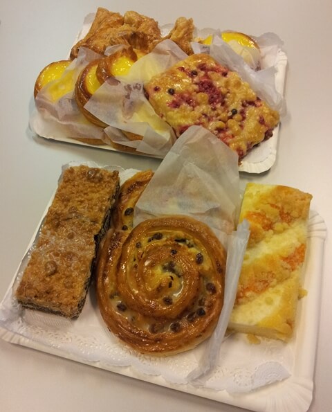 Ein Tablett mit Plunderteilchen, Kuchen und Torte zur Einstimmung auf die Fortbildung