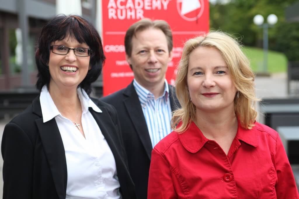 Gehen ab dem 1. September 2014 getrennte Wege: Eva Ihnenfeldt (links) und die Kommunikationsagentur SteadyNews - Holger Rohde und Dr. Marie Huchthausen mit der Business Academy Ruhr