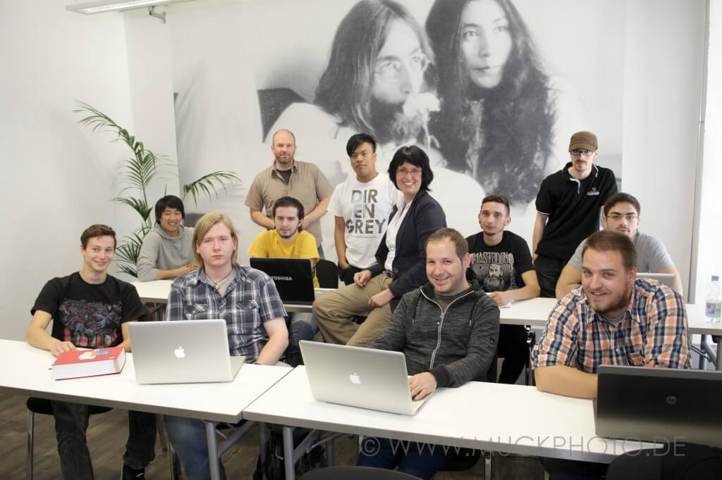 Eva Ihnenfeldt bei einem Lehrauftrag mit Studenten