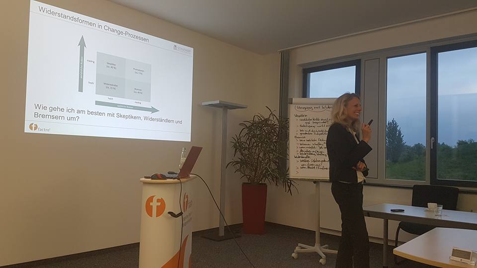 Kerstin Zulechner moderiert die Diskussion