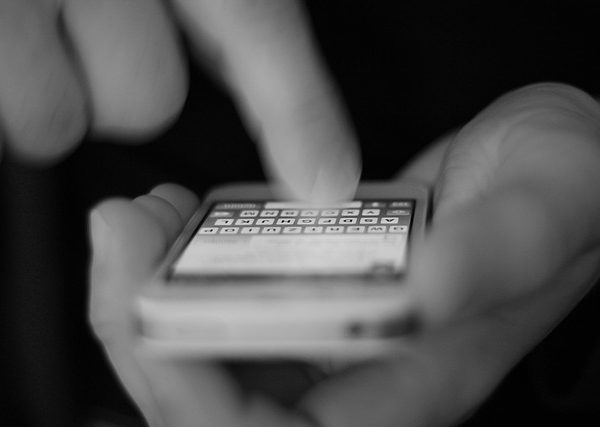 Die Evolution der digitalen Kommunikation: Vom simplen SMS zu hochentwickelten Spionage-Tools